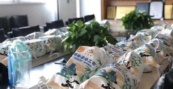 炎炎夏日送清涼 工會關(guān)懷沁人心